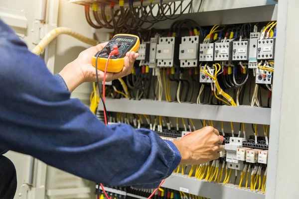 Elektriker Ingenieur Arbeitsprüfer Misst Spannung Und Strom Der Stromleitung Der — Stockfoto