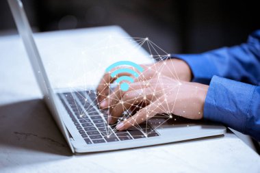 İş dünyası, dizüstü bilgisayar, wifi simgesi, iş iletişimi sosyal ağ kavramı.