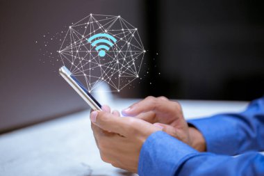 Akıllı telefon, wifi simgesi, iş iletişimi sosyal ağ kavramı ile iş.