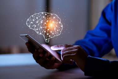 Akıllı telefon kullanımı, beyin ikonu, yaratıcılık ve yenilikçilik ile başarı, yeni fikirler ve yenilik kavramının anahtarlarıdır..