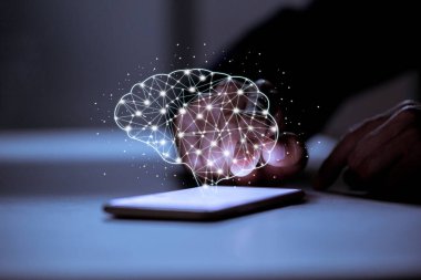 Akıllı telefon kullanımı, beyin ikonu, yaratıcılık ve yenilikçilik ile başarı, yeni fikirler ve yenilik kavramının anahtarlarıdır..