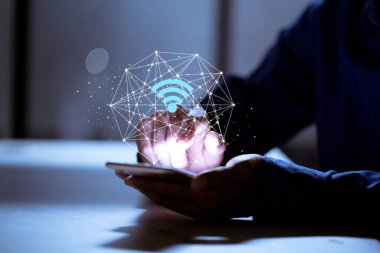 Akıllı telefon, wifi simgesi, iş iletişimi sosyal ağ kavramı ile iş.