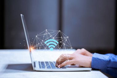 İş dünyası, dizüstü bilgisayar, wifi simgesi, iş iletişimi sosyal ağ kavramı.