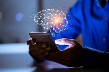 Akıllı telefon kullanımı, beyin ikonu, yaratıcılık ve yenilikçilik ile başarı, yeni fikirler ve yenilik kavramının anahtarlarıdır..
