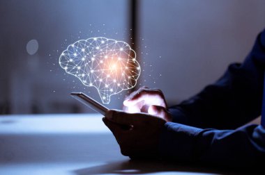 Akıllı telefon kullanımı, beyin ikonu, yaratıcılık ve yenilikçilik ile başarı, yeni fikirler ve yenilik kavramının anahtarlarıdır..