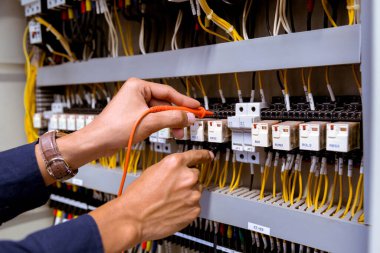 Kontrol panelinde elektrik akımını test eden çoklu metre ölçümleri.