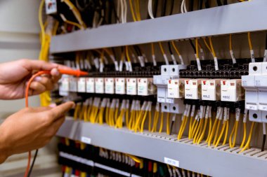 Kontrol panelinde elektrik akımını test eden çoklu metre ölçümleri.