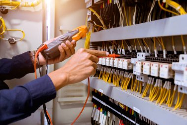 Kontrol panelinde elektrik akımını test eden çoklu metre ölçümleri.