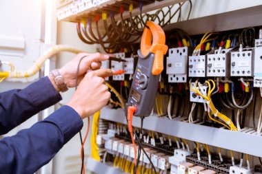 Kontrol panelinde elektrik akımını test eden çoklu metre ölçümleri.