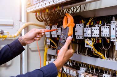 Kontrol panelinde elektrik akımını test eden çoklu metre ölçümleri.