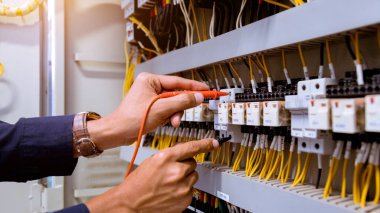 Kontrol panelinde elektrik akımını test eden çoklu metre ölçümleri.