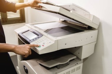 İş adamları tuş takımları yazıcı, yazıcı, tarayıcı, lazer fotokopi makinesi, ofis ekipmanları, konsept üzerinde çalışmaya başlayın.