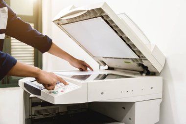 İş adamları tuş takımları yazıcı, yazıcı, tarayıcı, lazer fotokopi makinesi, ofis ekipmanları, konsept üzerinde çalışmaya başlayın.