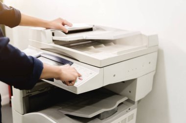İş adamları tuş takımları yazıcı, yazıcı, tarayıcı, lazer fotokopi makinesi, ofis ekipmanları, konsept üzerinde çalışmaya başlayın.
