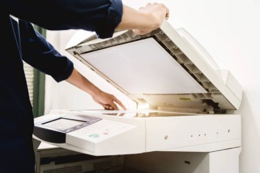İş adamları tuş takımları yazıcı, yazıcı, tarayıcı, lazer fotokopi makinesi, ofis ekipmanları, konsept üzerinde çalışmaya başlayın.