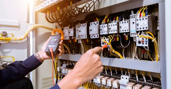 Kontrol panelinde elektrik akımını test eden çoklu metre ölçümleri.