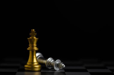 Fikirler, rekabet ve strateji için satranç tahtası oyunu, iş başarısı konsepti.