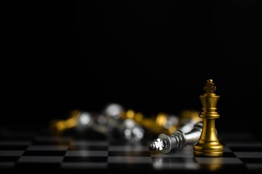 Fikirler, rekabet ve strateji için satranç tahtası oyunu, iş başarısı konsepti.