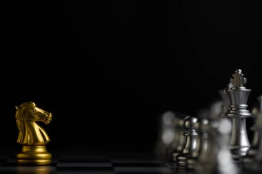 Fikirler, rekabet ve strateji için satranç tahtası oyunu, iş başarısı konsepti.