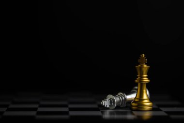 Fikirler, rekabet ve strateji için satranç tahtası oyunu, iş başarısı konsepti.
