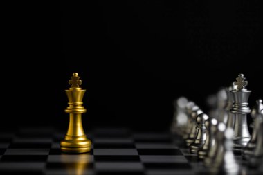 Fikirler, rekabet ve strateji için satranç tahtası oyunu, iş başarısı konsepti.