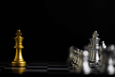 Fikirler, rekabet ve strateji için satranç tahtası oyunu, iş başarısı konsepti.