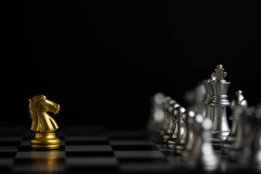 Fikirler, rekabet ve strateji için satranç tahtası oyunu, iş başarısı konsepti.
