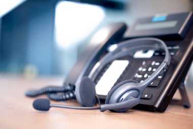 İletişim desteği, çağrı merkezi ve müşteri hizmetleri yardım masası. Müşteri hizmetleri desteği için VOIP kulaklığı (çağrı merkezi) kavramı