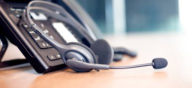 İletişim desteği, çağrı merkezi ve müşteri hizmetleri yardım masası. Müşteri hizmetleri desteği için VOIP kulaklığı (çağrı merkezi) kavramı