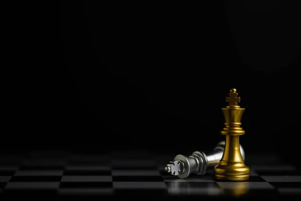アイデアと競争と戦略ビジネス成功の概念のためのチェスボードゲーム — ストック写真