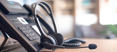İletişim desteği, çağrı merkezi ve müşteri hizmetleri yardım masası. Müşteri hizmetleri desteği için VOIP kulaklığı (çağrı merkezi) kavramı