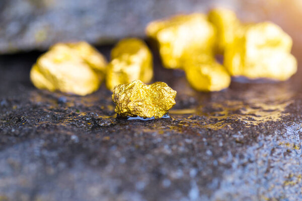 Золото на каменном полу Открытие успеха и инвестирование концепций с бизнес-партнерами.