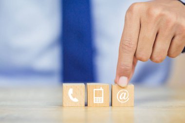 Ahşap blok sembolü telefon, e-posta, adres ve cep telefonu. İnternet sitesi bizimle ya da e-posta pazarlama ve iletişim konseptiyle iletişime geçin