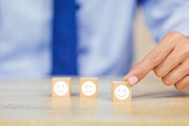 Müşteri, tahta küpte gülen surat ifadesi, hizmet derecesi, tatmin konsepti.