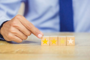 Tahta küpte müşteri basan yıldız, servis derecesi, tatmin konsepti.