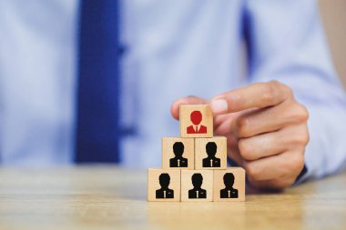 Sağlık sigortası konsepti, ahşap blokların ikon sağlık hizmeti ile el düzenlemesi.