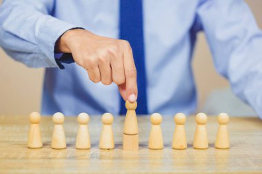 El işi insan kaynakları, işe alım çalışanı ve başarılı iş dünyası lideri konseptiyle yetenek yönetimi.