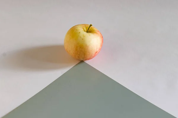 Une Pomme Sommet Triangle Gris — Photo