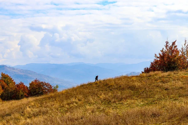 Hombre Camina Las Montañas Sobre Fondo Las Nubes — Foto de Stock