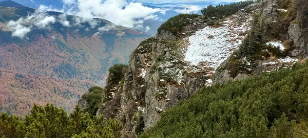 Una Roca Ligeramente Cubierta Nieve Sobre Fondo Las Montañas Otoño — Foto de Stock