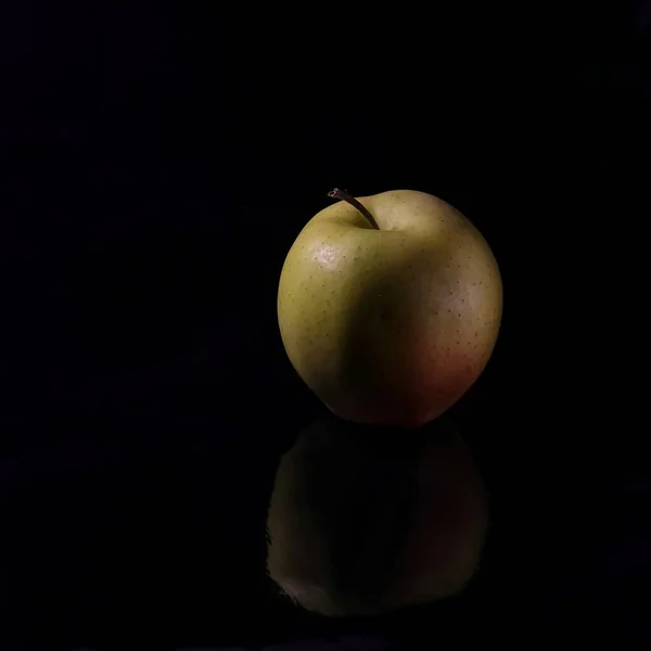 Κίτρινο Μήλο Μαύρο Φόντο — Φωτογραφία Αρχείου