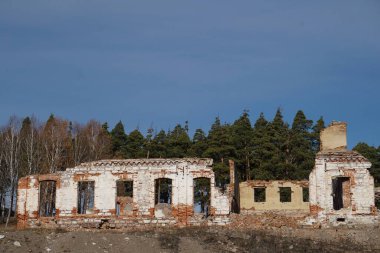 Eski, terk edilmiş, yıkılan bir ev. Geçen yüzyılda bir tüccar ya da toprak sahibinin eviydi..
