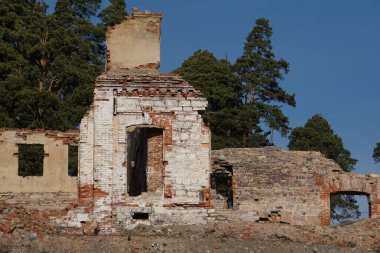 Eski, terk edilmiş, yıkılan bir ev. Geçen yüzyılda bir tüccar ya da toprak sahibinin eviydi..