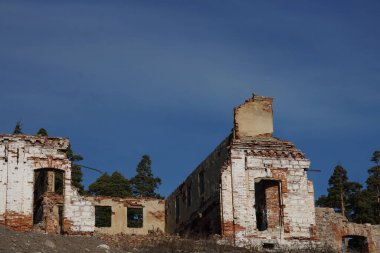 Eski, terk edilmiş, yıkılan bir ev. Geçen yüzyılda bir tüccar ya da toprak sahibinin eviydi..