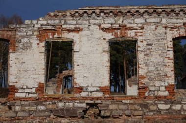 Eski, terk edilmiş, yıkılan bir ev. Geçen yüzyılda bir tüccar ya da toprak sahibinin eviydi..
