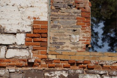 Eski, terk edilmiş, yıkılan bir ev. Geçen yüzyılda bir tüccar ya da toprak sahibinin eviydi..