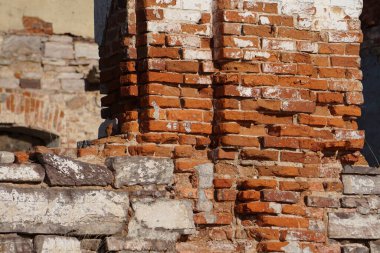 Eski, terk edilmiş, yıkılan bir ev. Geçen yüzyılda bir tüccar ya da toprak sahibinin eviydi..