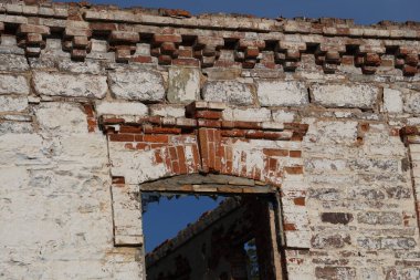 Eski, terk edilmiş, yıkılan bir ev. Geçen yüzyılda bir tüccar ya da toprak sahibinin eviydi..