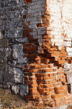 Eski, terk edilmiş, yıkılan bir ev. Geçen yüzyılda bir tüccar ya da toprak sahibinin eviydi..