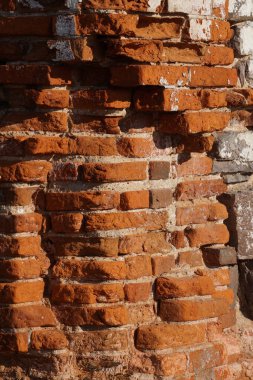Eski, terk edilmiş, yıkılan bir ev. Geçen yüzyılda bir tüccar ya da toprak sahibinin eviydi..